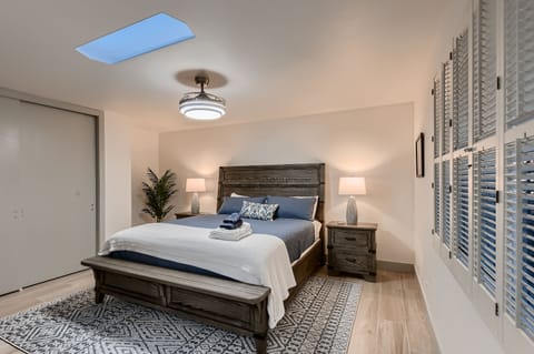 Third bedroom with king bed, luxury mattress, smartTV, ceiling fan and patio