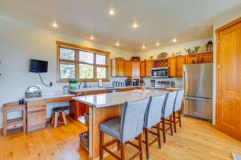 Kitchen | Keurig Coffee Maker | Crockpot | Blender