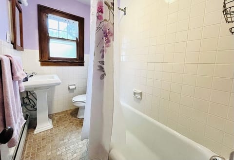 Combined shower/tub, towels