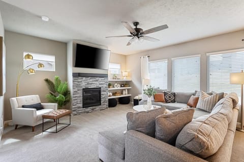 Living area | Smart TV, fireplace, DVD player, toys