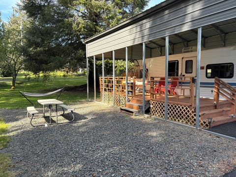 Outside view of trailer and front.