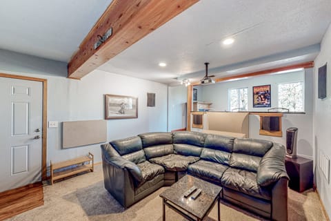 Dog-friendly, ground-level getaway with hot tub, furnished deck, & kitchenette House in West Linn