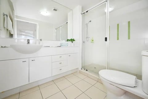 Combined shower/tub, towels