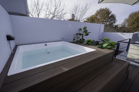 Outdoor spa tub