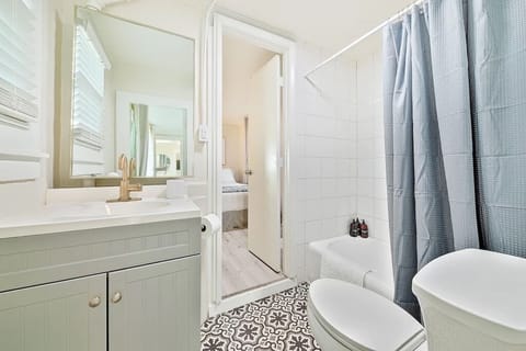 Combined shower/tub, hair dryer, towels