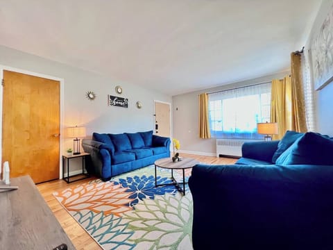 Living Room w Smart TV