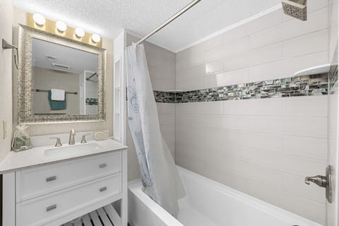 Combined shower/tub, towels