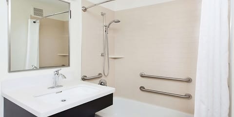 Combined shower/tub, hair dryer, towels