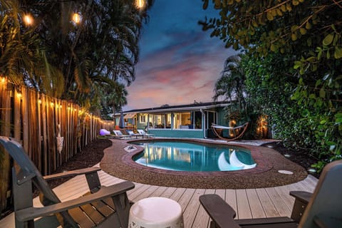 Hello from Manatee Manors! This oasis is ideal for unwinding, relaxing, and taking in a memorable Fort Lauderdale vacation. Whether you're lazing poolside, enjoying the tiki bar, or sipping coffee on the waterfront deck - you'll surely have a blast!!