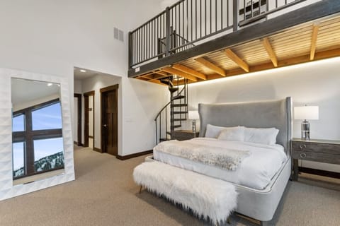 8 bedrooms, desk, iron/ironing board, travel crib