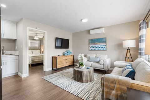 Welcome to our 1 bed 1 bath apartment! Our apartment is perfect for couples or solo travelers looking for a comfortable and convenient place to stay.
