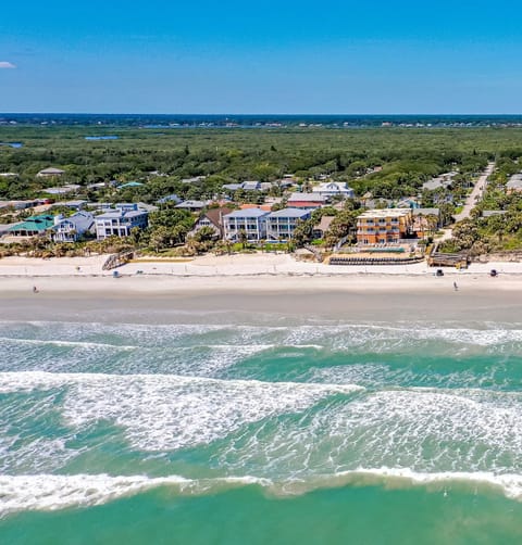 Beach nearby, sun loungers, beach towels