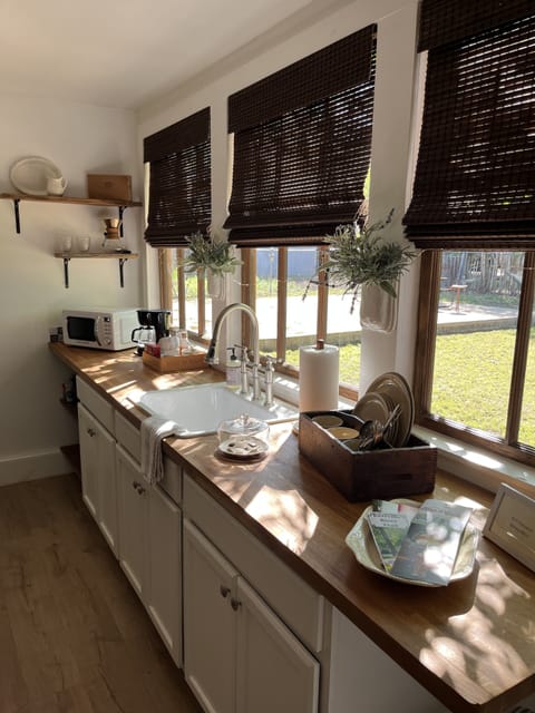 Lots of natural light!
Quaint.