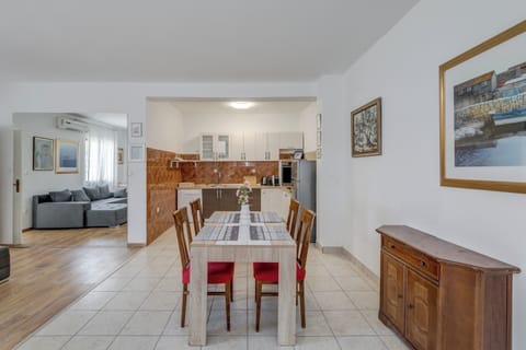 Kitchen & dining area