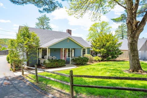 Quaint cottage in Village of Nashville