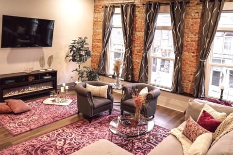 Large Room, Cozy Vibes! Turn on the fireplace for some extra aaahhhhh!