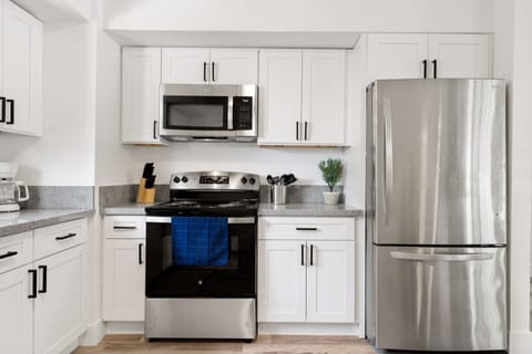 Fridge, oven, stovetop, dishwasher