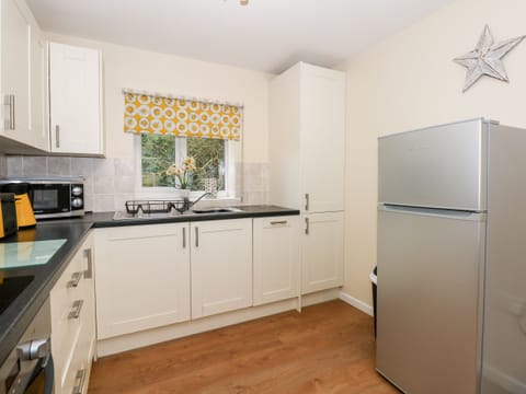 Fridge, oven, dishwasher, cookware/dishes/utensils