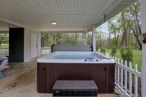 Hot Tub - sits 5-6