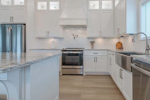 Beautiful spacious kitchen comes fully stocked