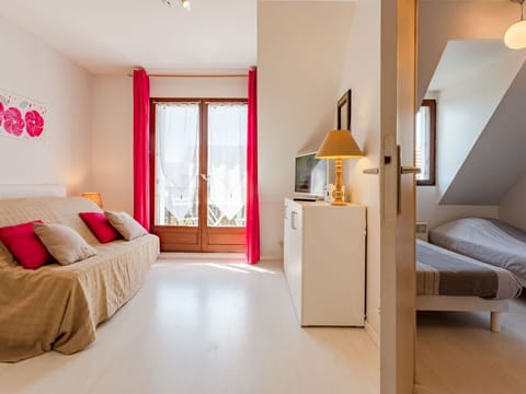 Sky, Building, Table, Window, Outdoor Furniture, Urban Design, Wood, Shade, Condominium, House