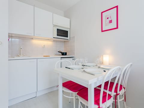 Sky, Building, Table, Window, Outdoor Furniture, Urban Design, Wood, Shade, Condominium, House