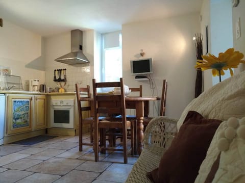 Les terrasses, gîtes en Cévennes, Le soleil du sud cuisine et coin repas