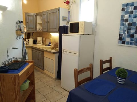 Les terrasses, gîtes en Cévennes, La grande bleue, cuisine et coin repas