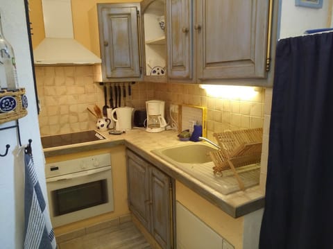 2022_les-terrasses-gites-en-Cévennes-La-Grande-Bleue_cuisine_011