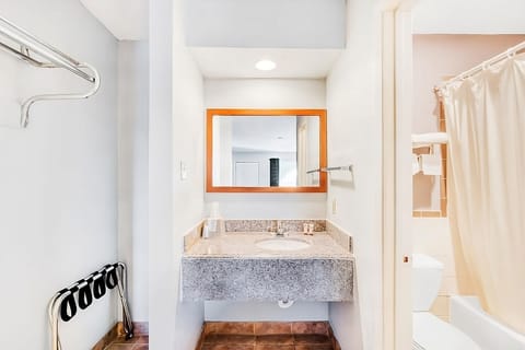 Combined shower/tub