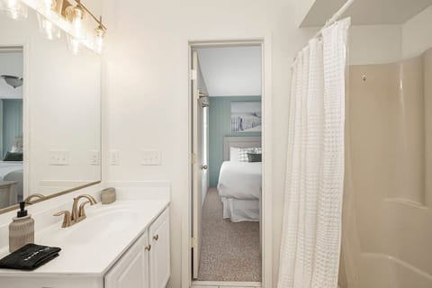 Combined shower/tub, hair dryer, towels