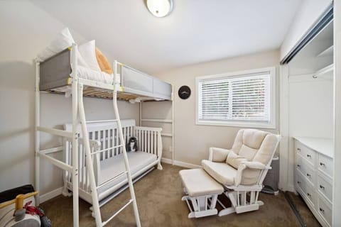 3 bedrooms, desk, cribs/infant beds, WiFi