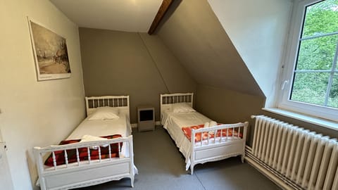 7 bedrooms, travel crib, free WiFi, bed sheets