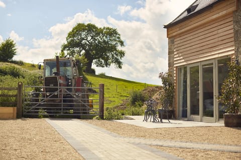 Side patio with bistro set. Excellent walks through the Cotswold hills.