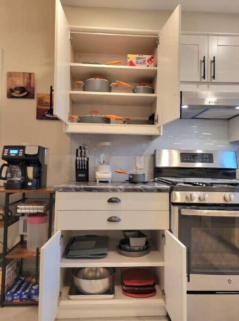 Kitchen (cookware, flatware and cookbooks provided)