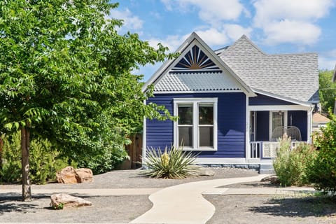Mesa Ray:  a gorgeous, modern Victorian that has been completely renovated and updated with everything you need for a relaxing vacation. Walking distance to downtown.  Quiet street with ample parking.  