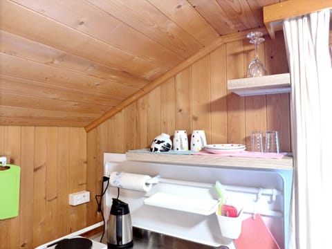 Plant, Sky, Cloud, Window, Building, Mountain, Highland, House, Tree, Land Lot