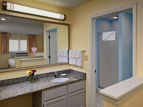 Combined shower/tub, hair dryer, towels