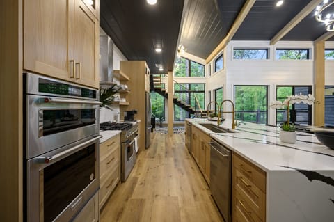 Chefs dream! Double ovens, 6 burner range, and ample prep space!
