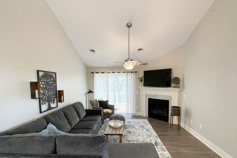 Living area | Smart TV, fireplace