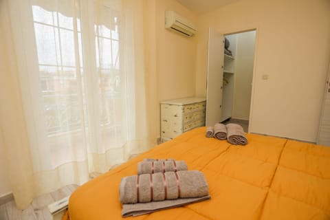 2 bedrooms, in-room safe, iron/ironing board, free WiFi