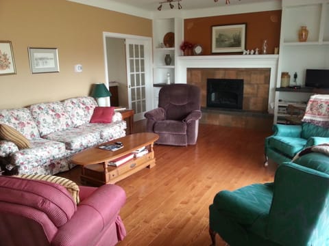 Big living room with office/futon for a quieter space through French doors.