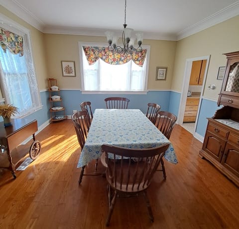 With 4 leaves, this dining room table fits 10.