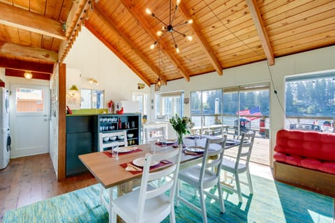 Dining Table | Dishware/Flatware Provided