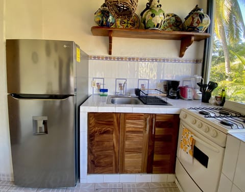 Fridge, oven, stovetop, coffee/tea maker