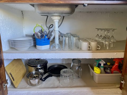 Fridge, oven, stovetop, coffee/tea maker