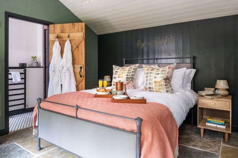 Delightful en suite double bedroom with woodland views