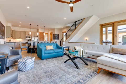 Living Room | 2nd Floor | Smart TV | Free WiFi | Deck Access