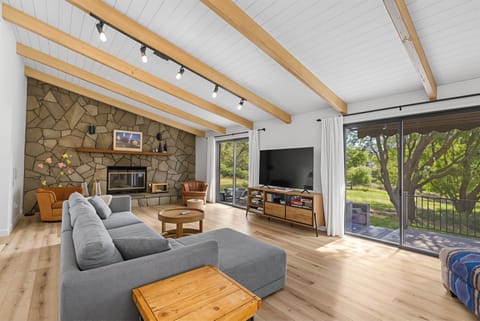 Indoors, Furniture, Living Room, Home Decor, Table