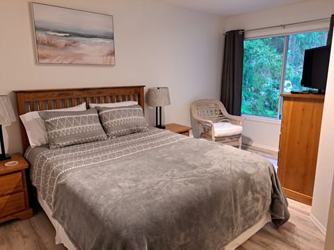 1 bedroom, memory foam beds, iron/ironing board, free WiFi